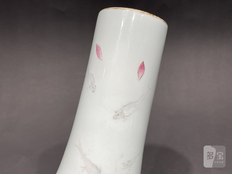 清道光 粉彩落花流水游鱼图瓶 - 图9